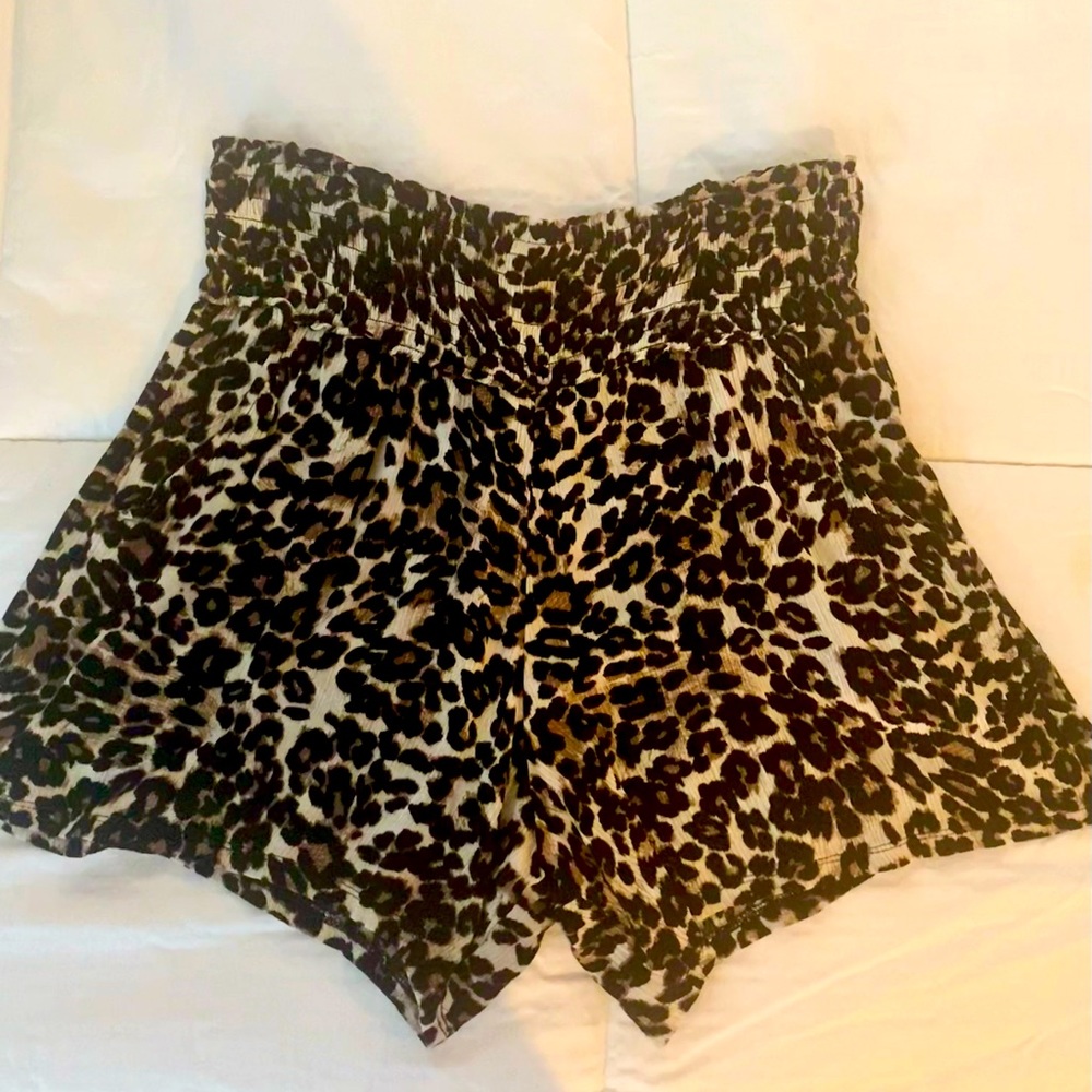 Ladies gathered waist shorts